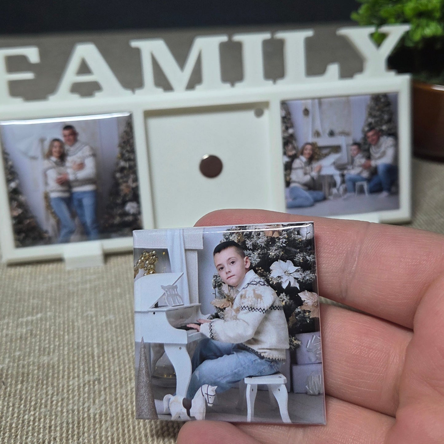 Ramă foto FAMILY cu 3 magneți personalizați